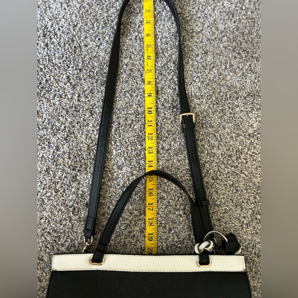 5/$25 GUESS black and white vegan leather purse with gold and flower det… - Picture 10 of 12